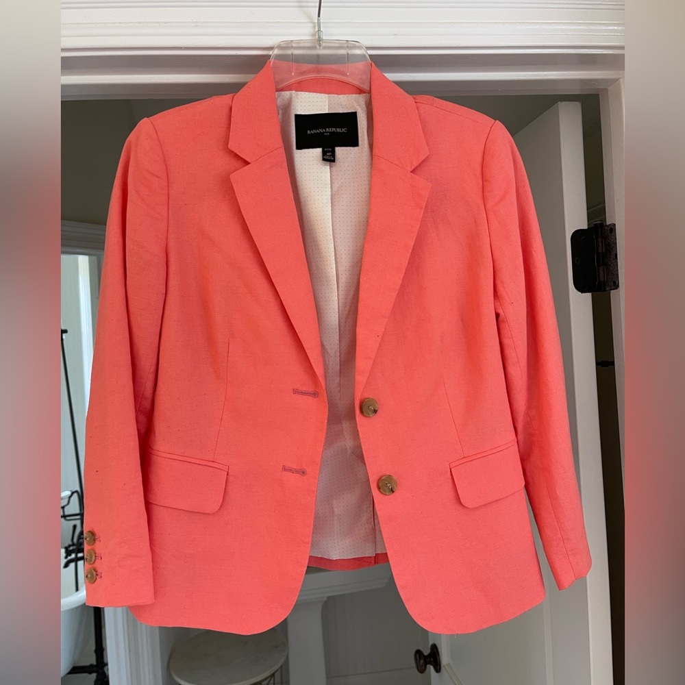 Banana republic size 4 petit coral colored women’s tailored jacket.